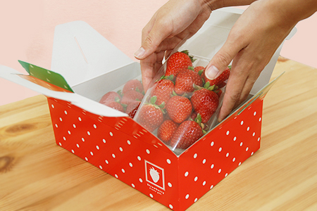 いちごの箱入れる